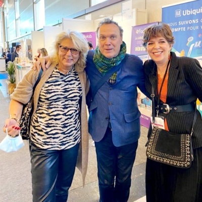 Julien Lepers pose avec l'équipe de Famille-Seniors-en-ligne